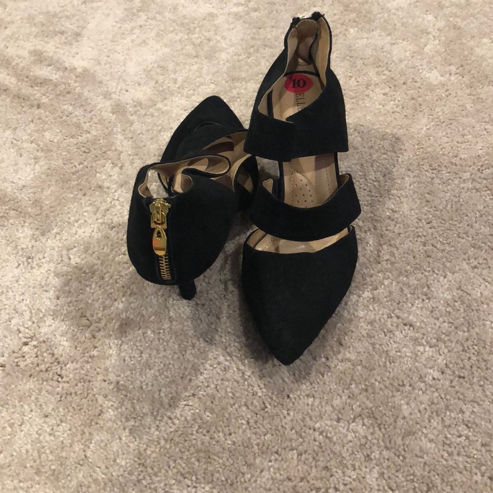 Black pumps with gold zipper